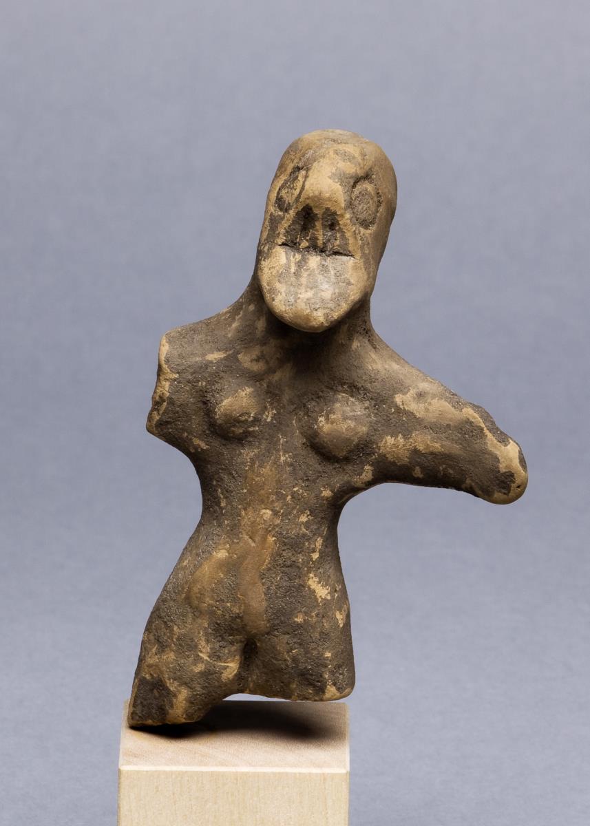 Weibliche Tonfigur mit Diadem