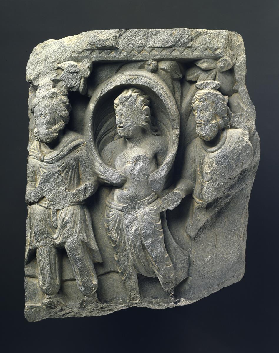 Gottheit mit aufgeblähtem Tuch über Kopf (velificatio) (Windgott?) und zwei bärtige Begleiter (Fragment)
