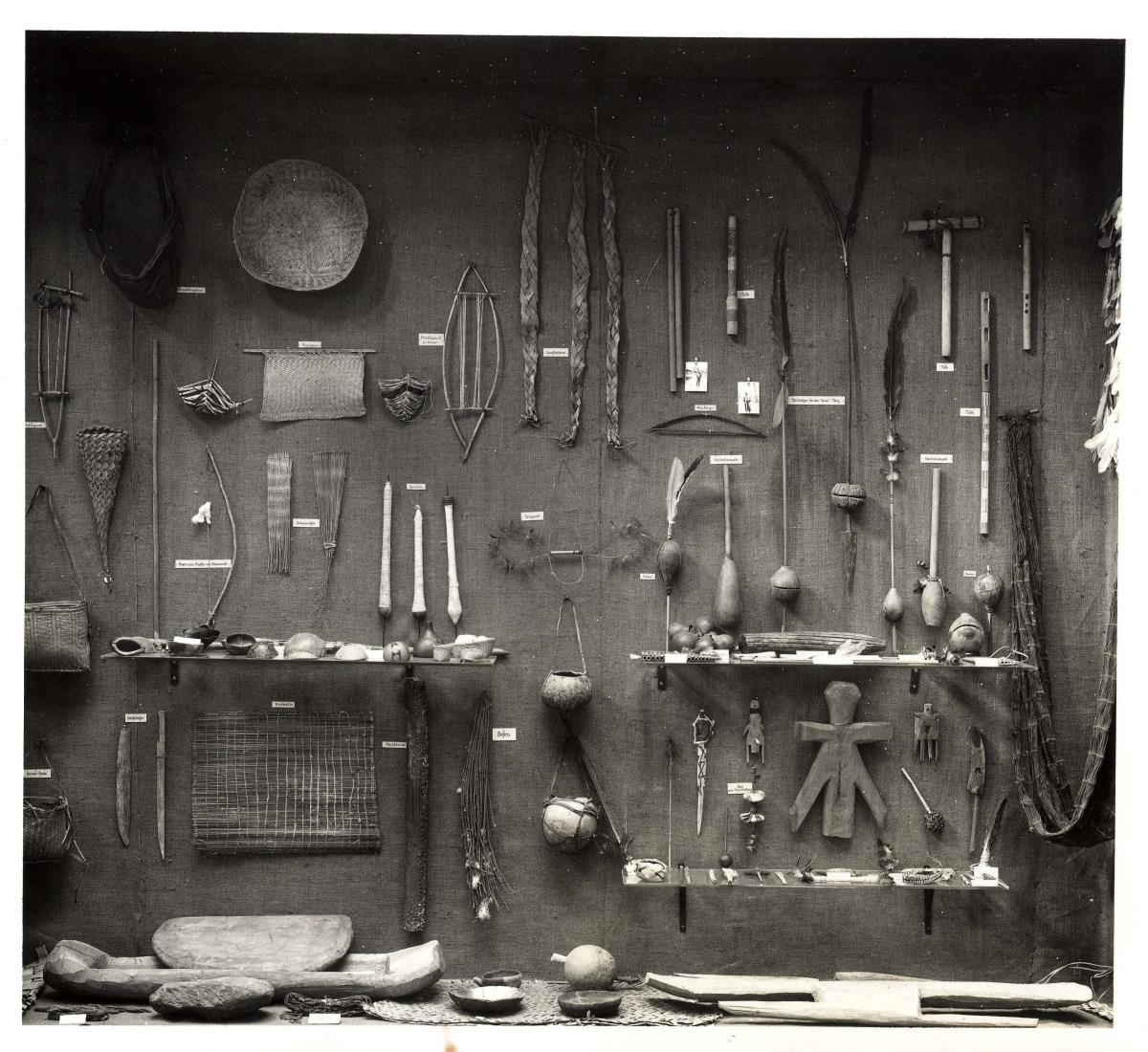 Haushaltsgeräte, Sonderausstellung "Indianer-Kulturen aus dem Grenzgebiet Bolivien-Brasilien. Ergebnisse der Forschungsreise Dr. Heinrich Snethlage 1933/34" im Lichthof des Museums für Völkerkunde I (15. Aug. - 15. Nov. 1935)