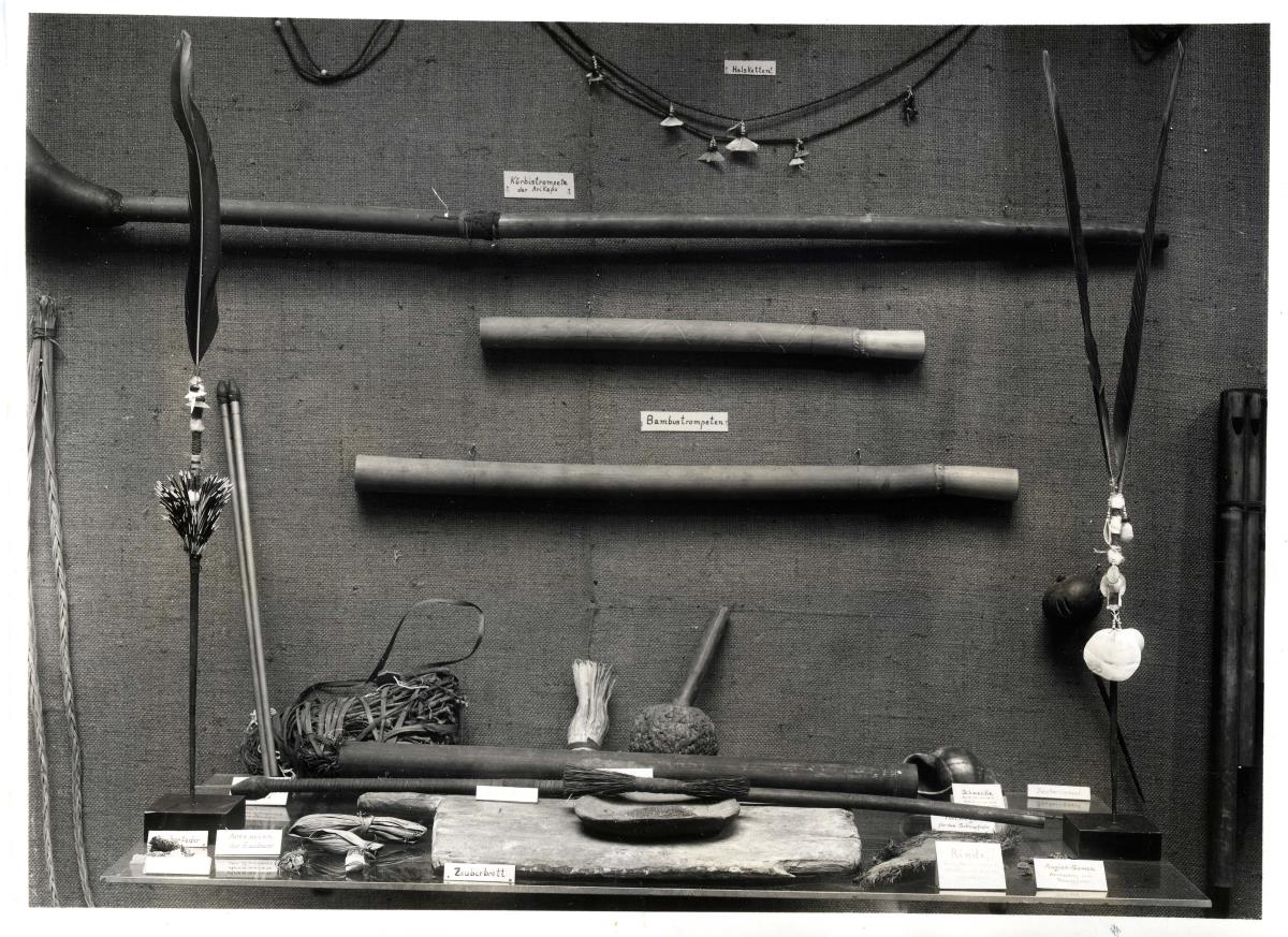 Zaubererutensilien aus dem Bro Branco-Gebiet, Sonderausstellung "Indianer-Kulturen aus dem Grenzgebiet Bolivien-Brasilien. Ergebnisse der Forschungsreise Dr. Heinrich Snethlage 1933/34" im Lichthof des Museums für Völkerkunde I (15. Aug. - 15. Nov. 1935)