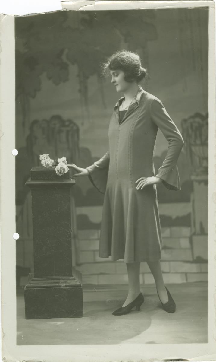 Frau in Kleid von de Flavus