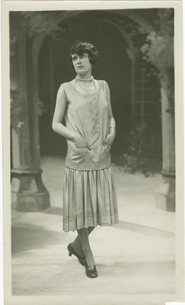 Frau in Abendkleid von Caroline Reboux