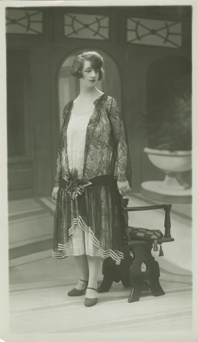 Frau in Abendkleid von Caroline Reboux