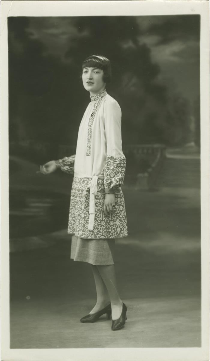 Frau in Ensemble von Zimmermann