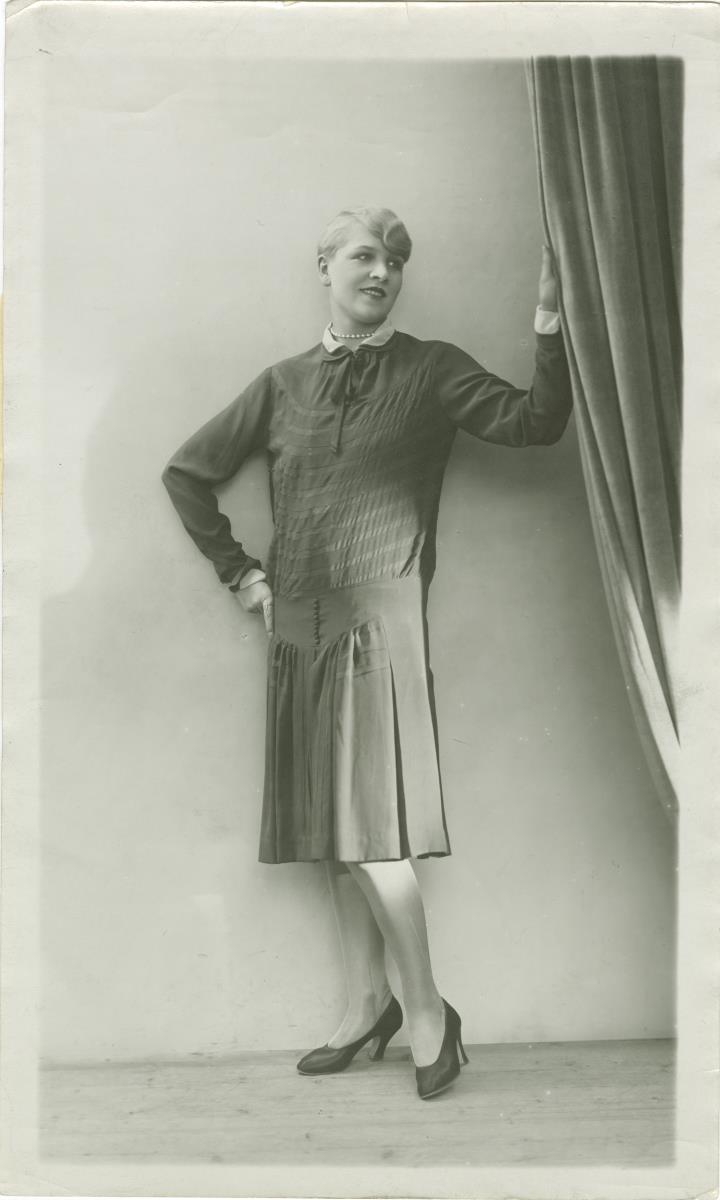 Frau in Ensemble von Orange