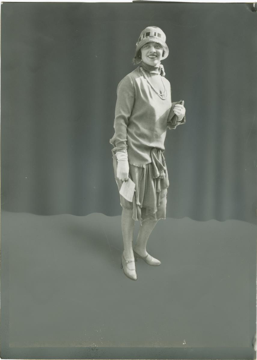 Frau in Ensemble auf dem Rennplatz in Longchamp