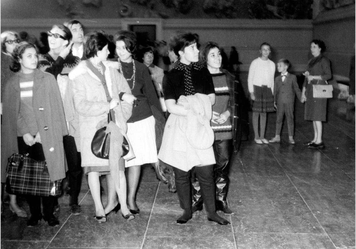 Besuchergruppe im Pergamonsaal im Rahmen einer Führung durch die Antikensammlung im Pergamonmuseum, geleitet von der kommissarischen Direktorin der Antikensammlung Elisabeth Rohde