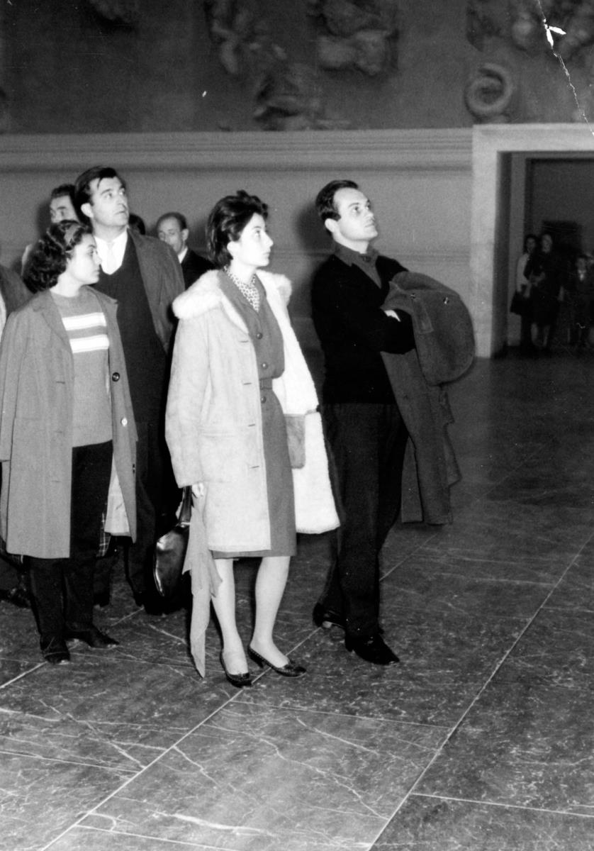 Besuchergruppe im Pergamonsaal im Rahmen einer Führung durch die Antikensammlung im Pergamonmuseum, geleitet von der kommissarischen Direktorin der Antikensammlung Elisabeth Rohde
