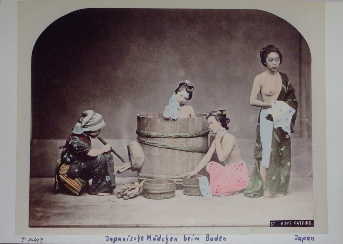 Japanische Mädchen beim Baden