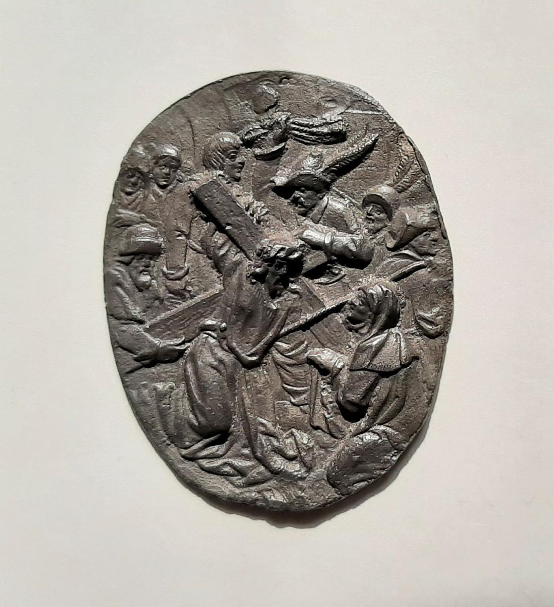 Ovale Plakette mit der Kreuztragung