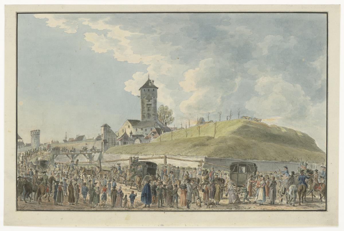 Einzug General Buonapartes in Basel, am 24. November 1797. Ein Zug von Reisewagen mit militärischem Gefolge zieht in einer Menschenmenge unter dem Salut der Festungsgeschütze nach links in ein Stadttor ein