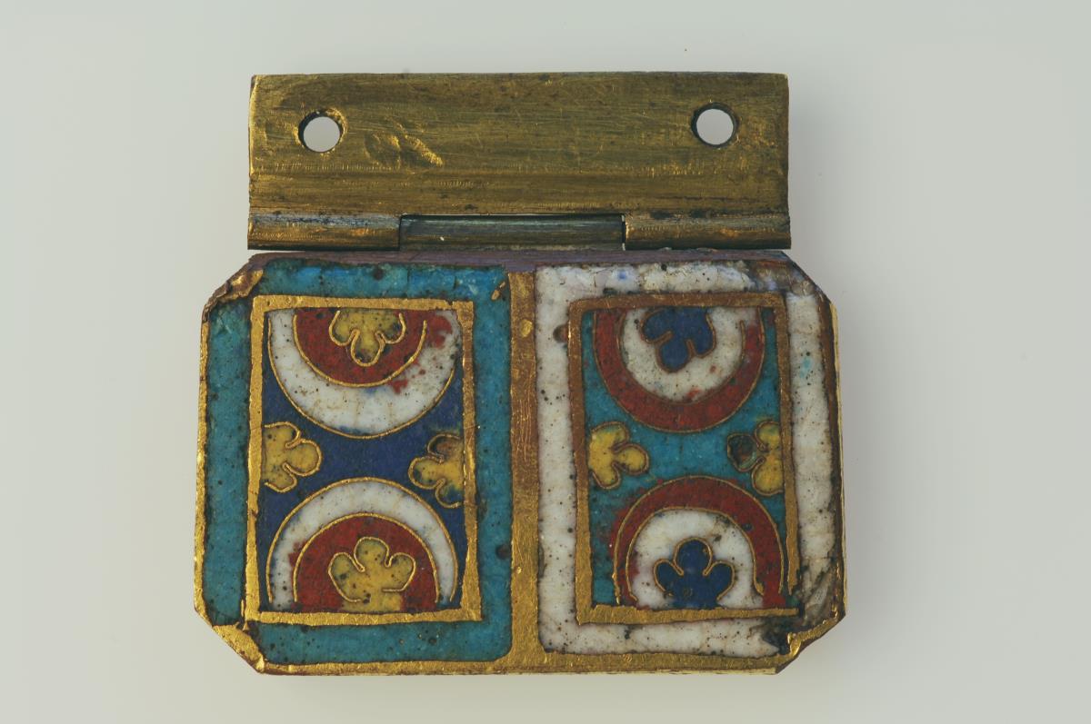 Fragment einer Grubenschmelzplatte