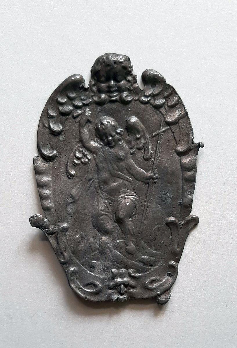 Plakette in Form einer Kartusche mit Putto