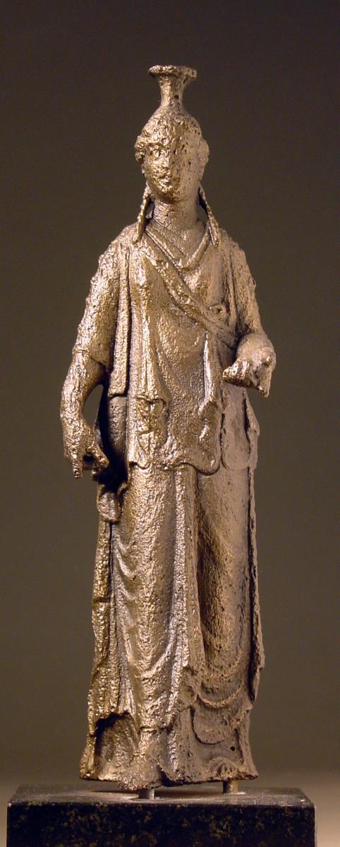 Römische archaisierende Statuette einer Göttin mit Polos