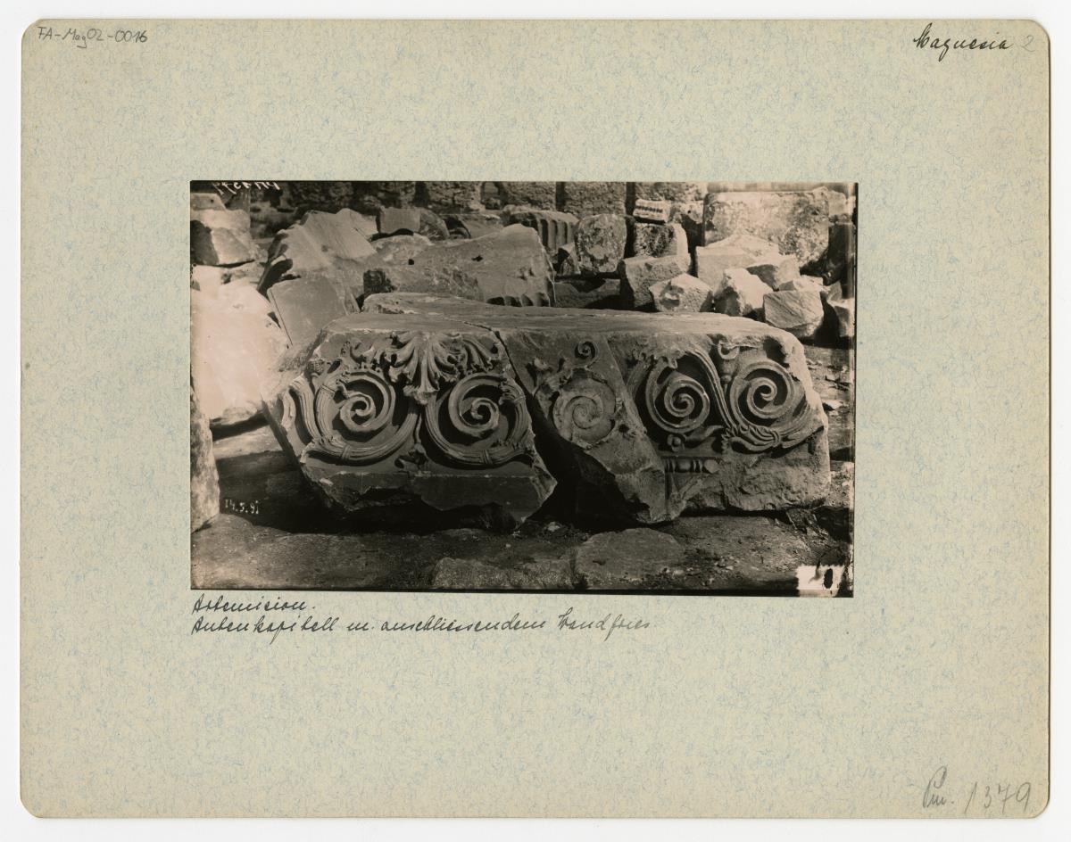 Magnesia am Mäander, Artemision, Antenkapitell