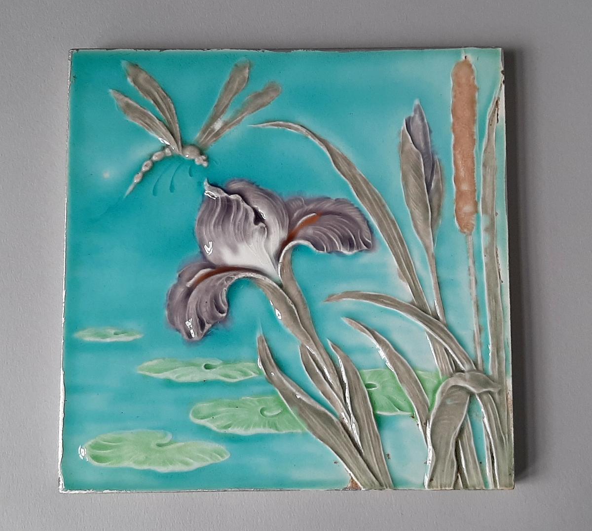 Fliese mit Schwertlilie und Libelle