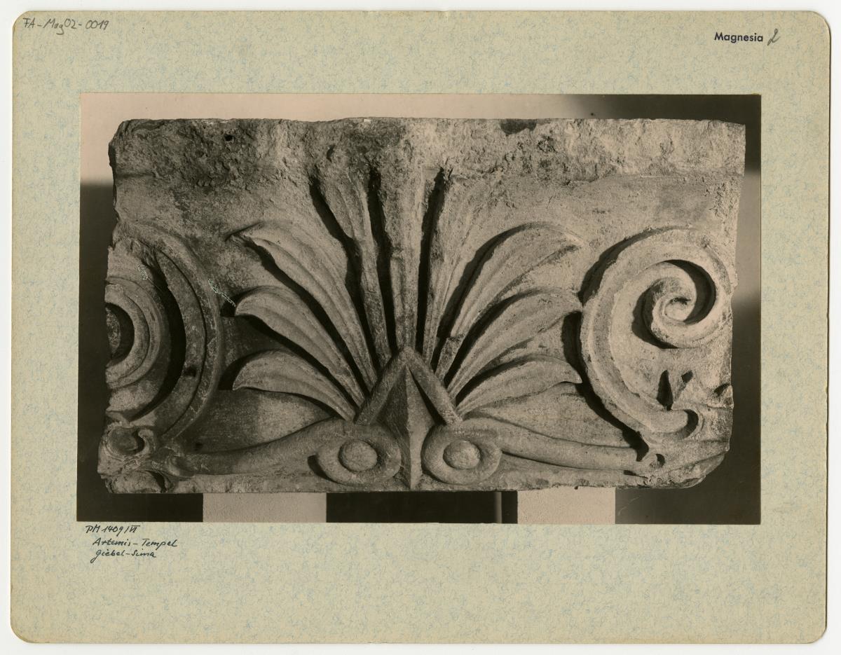 Magnesia am Mäander, Artemision, Giebelsima (Aufstellung in Berlin)