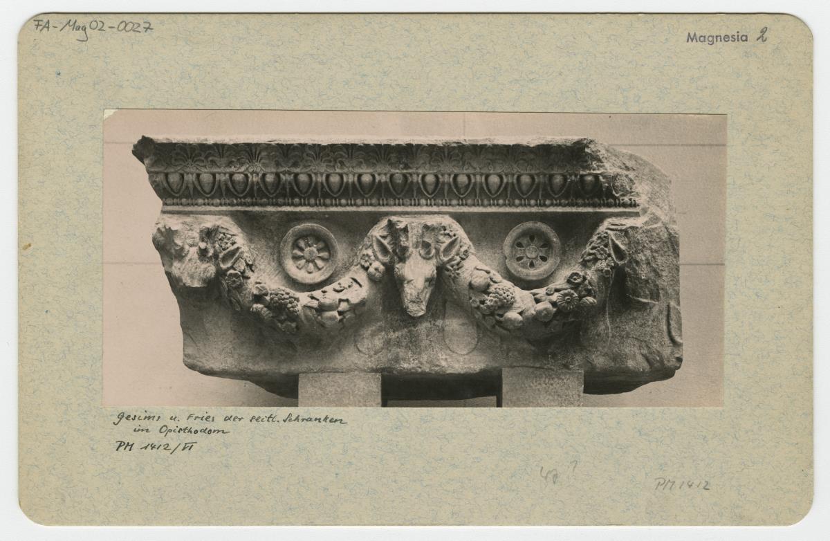 Magnesia am Mäander, Artemision, Opisthodom, Gesims und Fries (Aufstellung in Berlin)