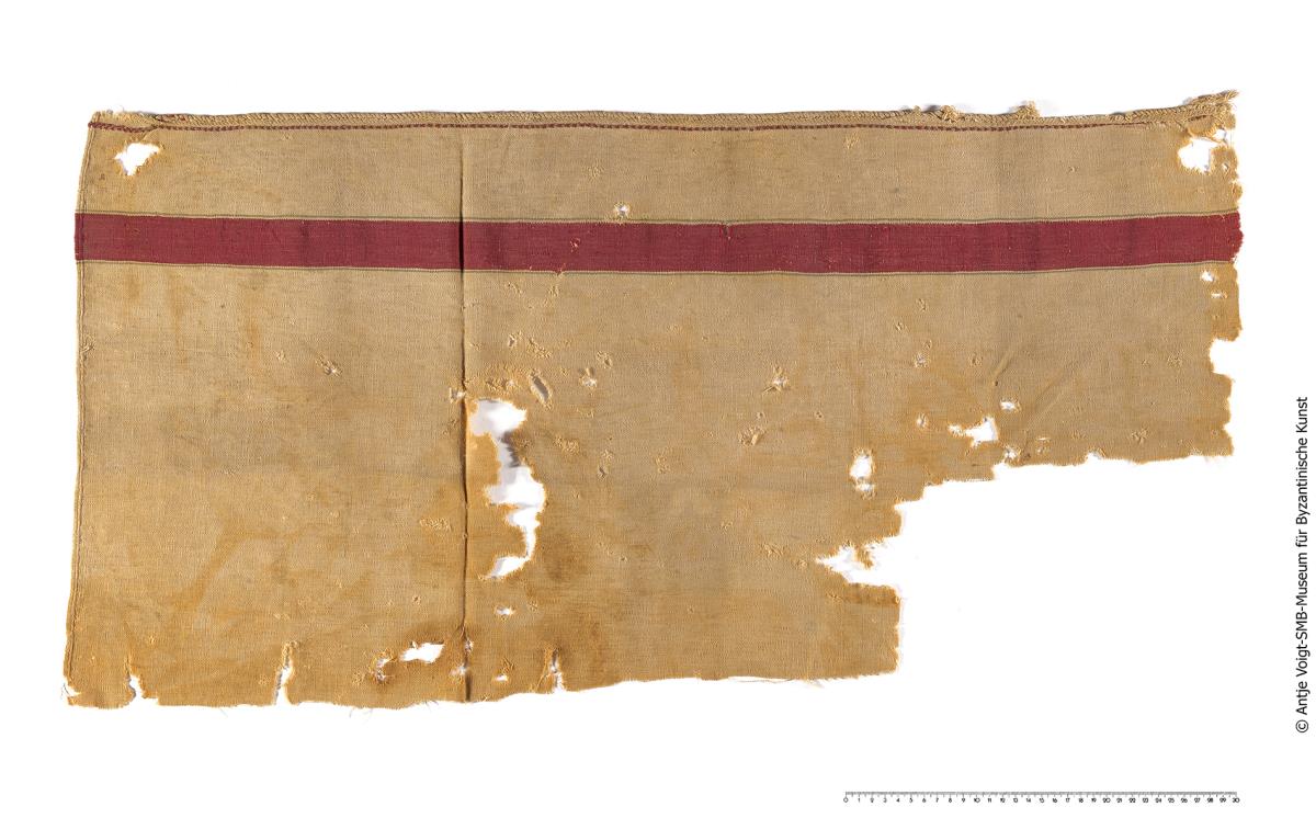 Gewebefragment mit Zierstreifen und Randabschluss