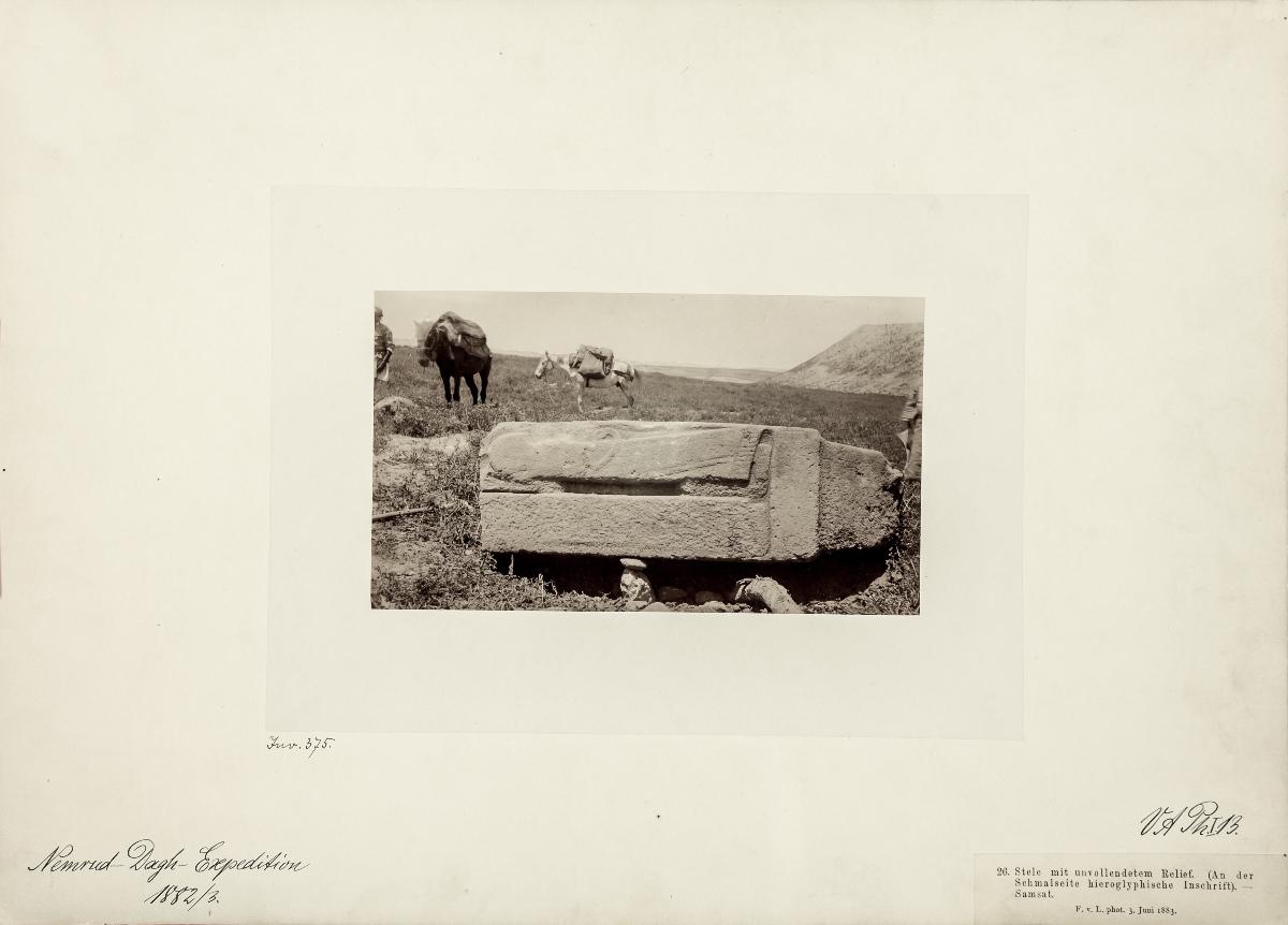 Stele mit unvollendetem Relief und hettitischer Inschrift