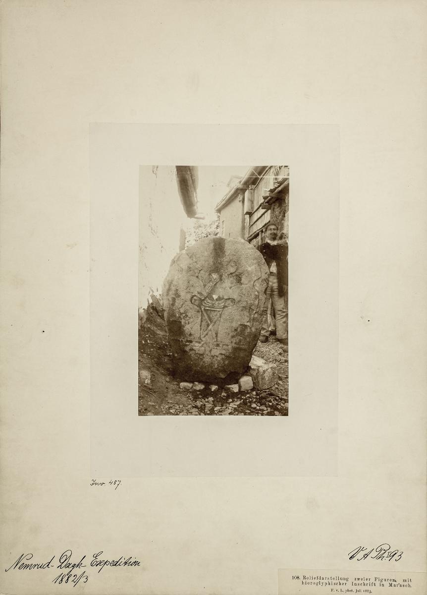 Reliefdarstellung zweier Figuren mit hieroglyphischer Inschrift in Mar'asch