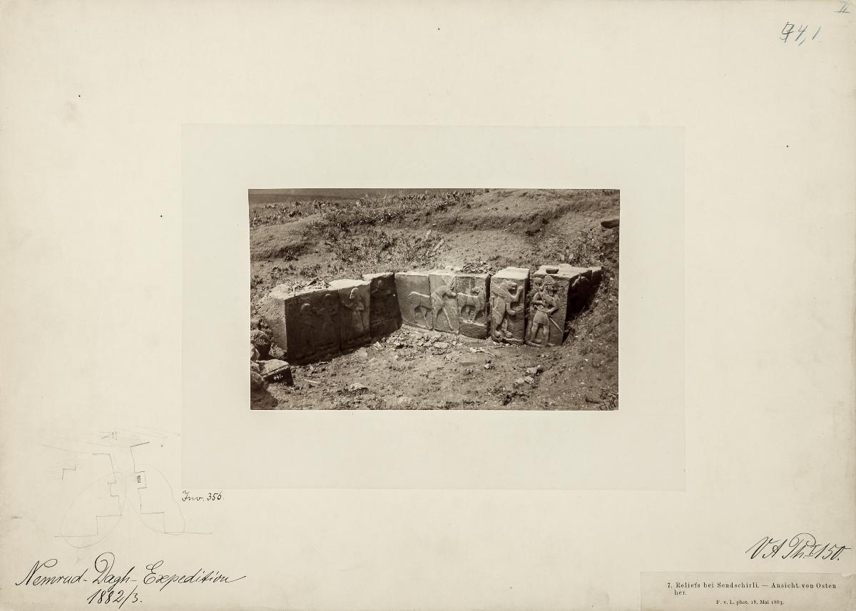 Reliefs bei Sendschirli - Ansicht von Osten her