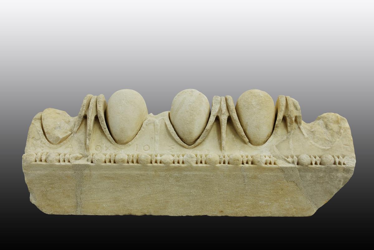 Ionisches Kymation (vier anpassende Fragmente) mit Versatzmarke und Inschrift vom Dionysos-Altar auf der Theaterterrasse