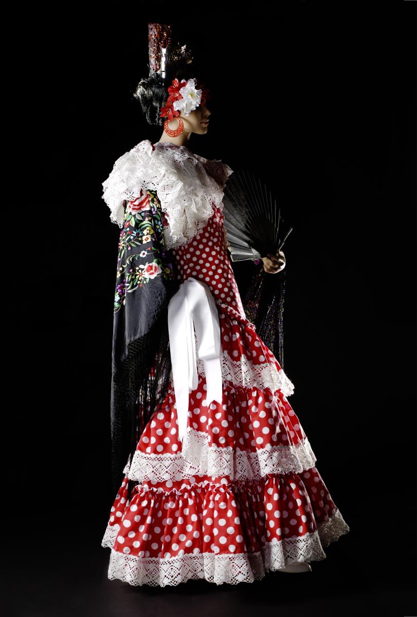 Traje de gitana (Tracht, die den Roma in Spanien zugeschrieben wird) oder traje de faralaes ("Rüschentracht")