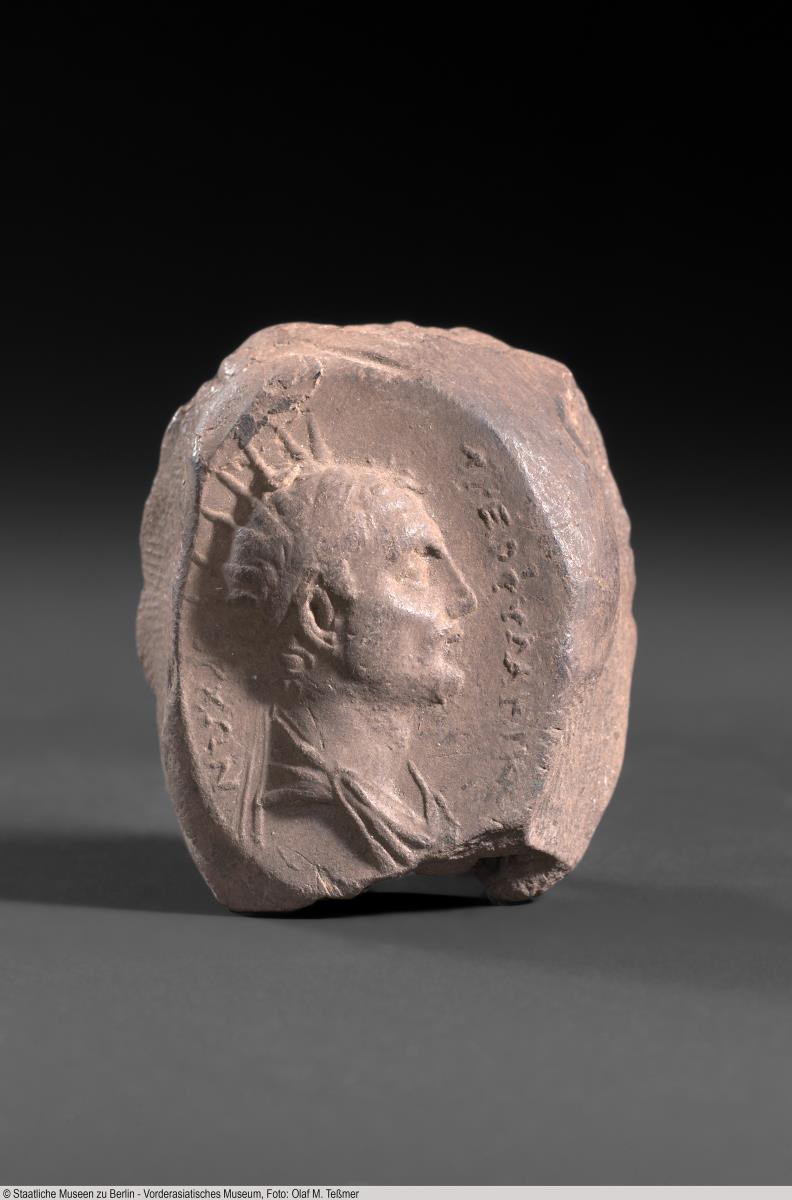 Plombenförmige Tonbulle mit Darstellung von Antichos IV.