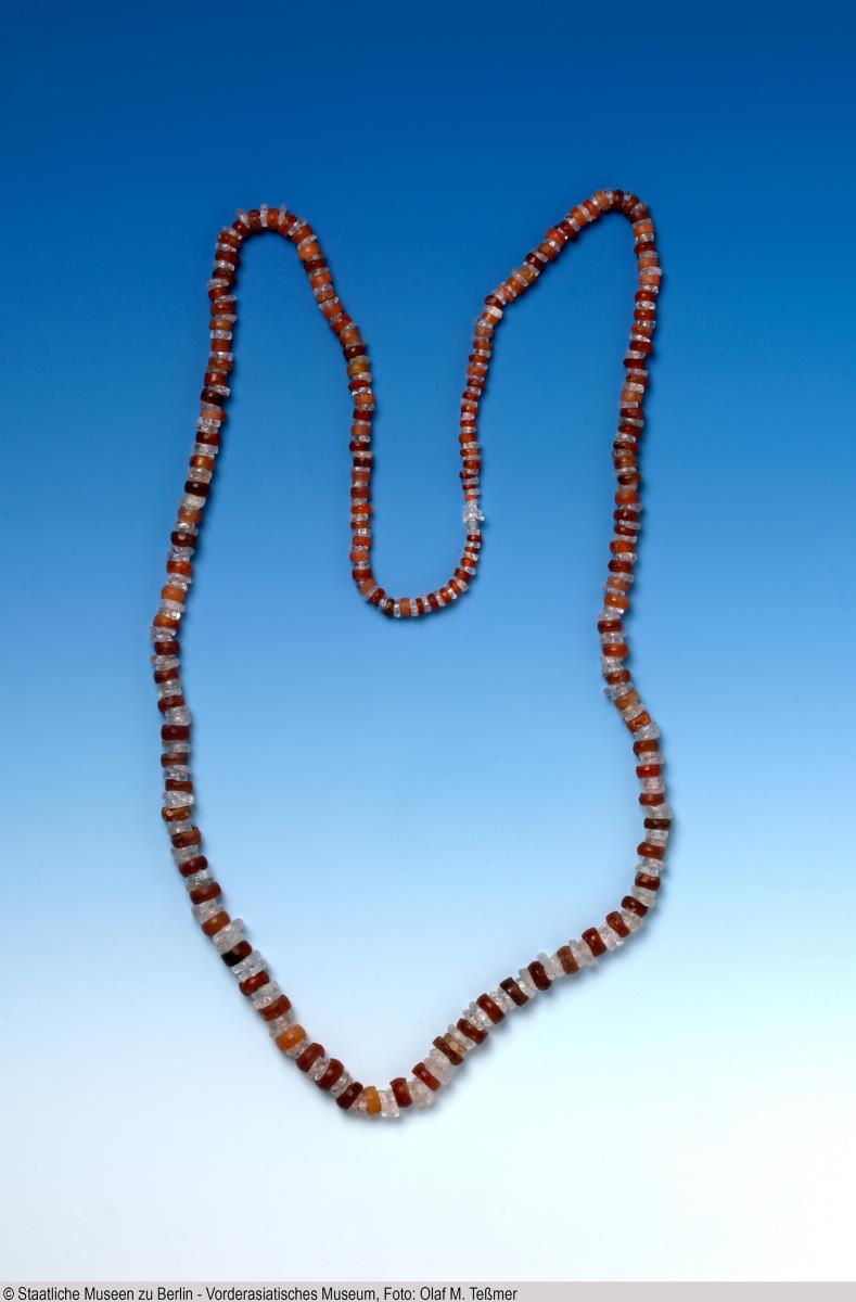 Kette aus Bergkristall- und Karneolperlen