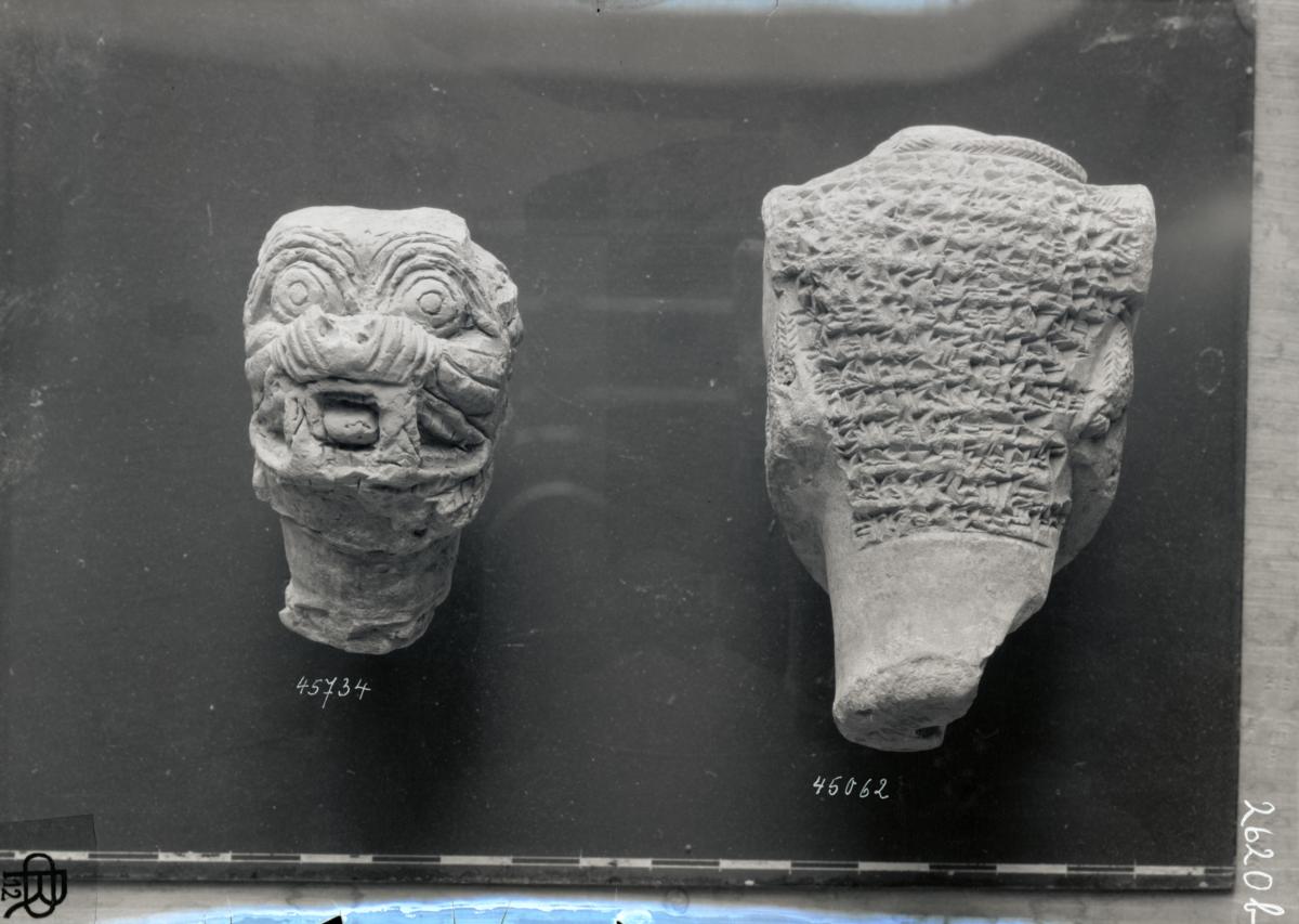Kopf des Dämons Pazuzu mit sumerisch-akkadischer Inschrift