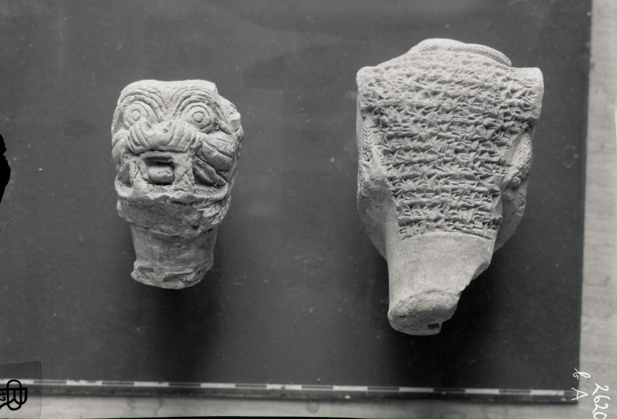 Kopf des Dämons Pazuzu mit sumerisch-akkadischer Inschrift