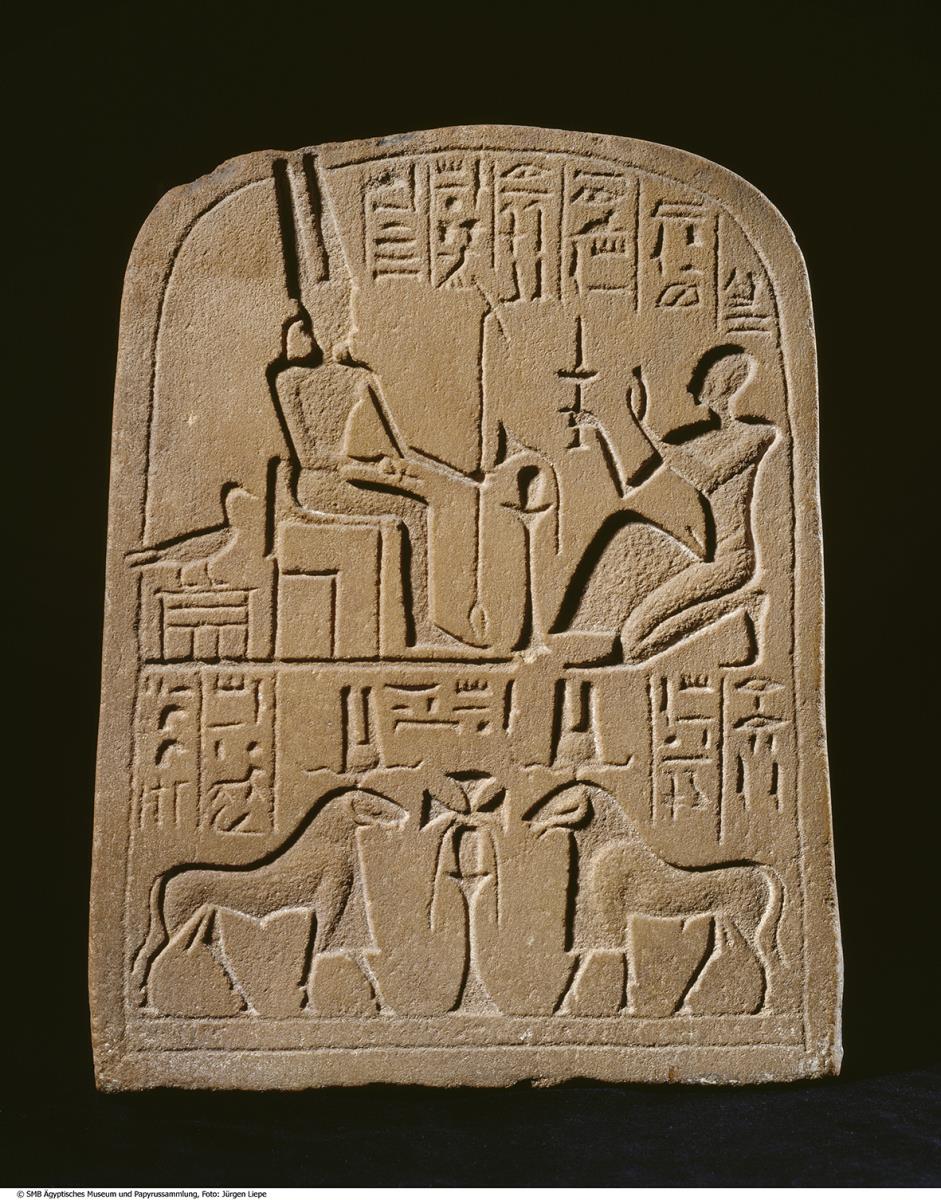 Stele des Amenemopet vor dem Gott Amun-Re in verschiedenen Erscheinungsformen