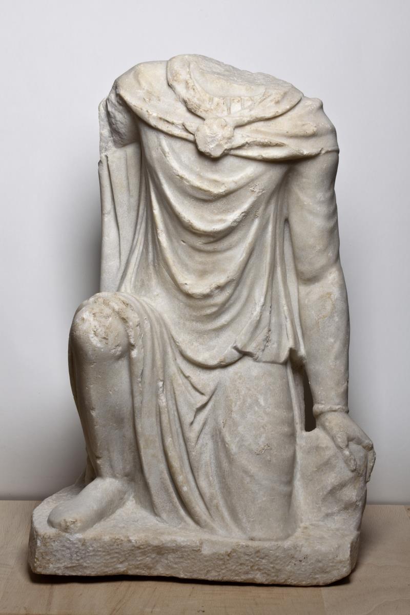Römische Statue: kniender Barbar
