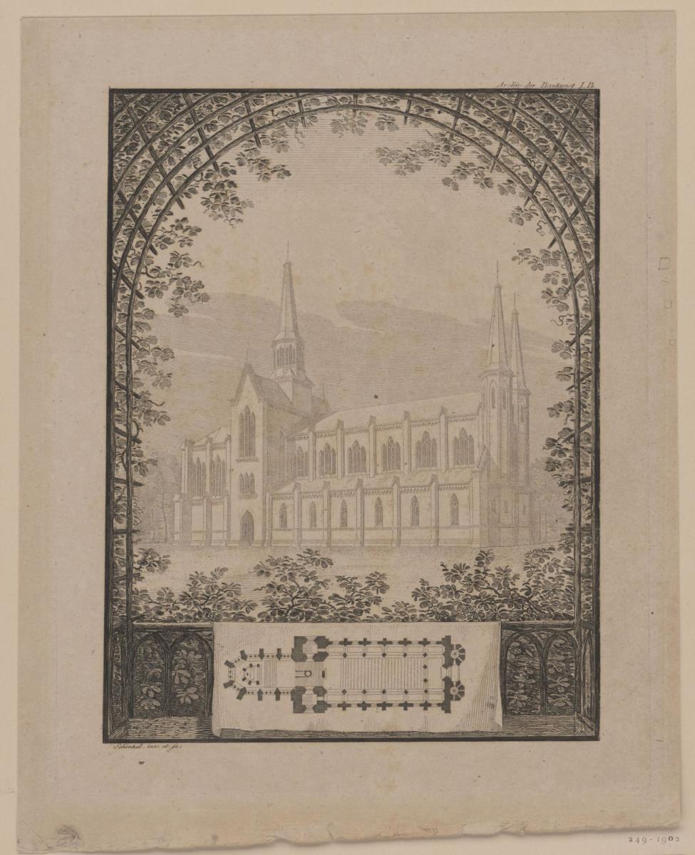 Neugotische Kirche durch einen Spalierbogen gesehen