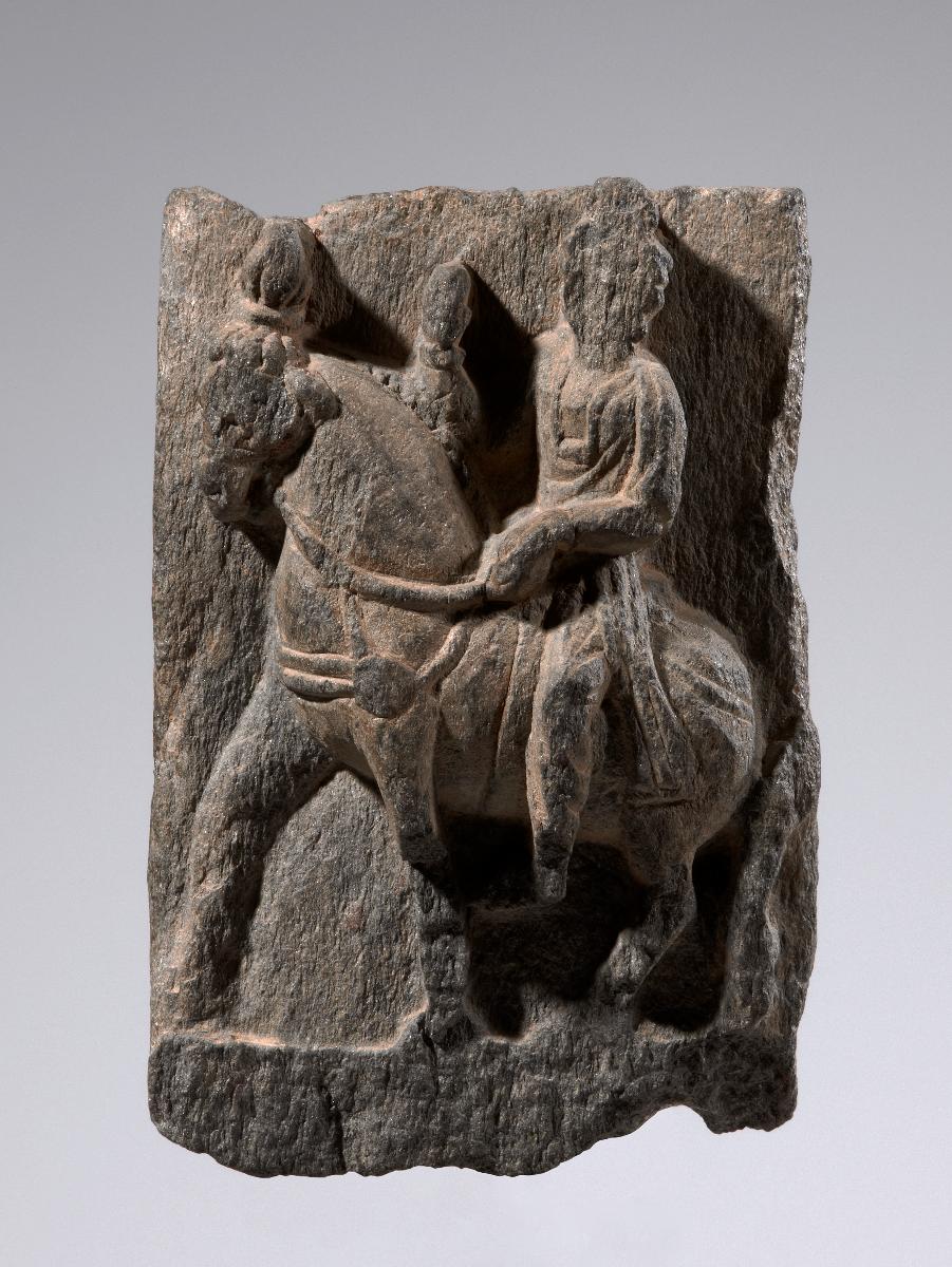 Erzählende Szene (Fragment): Bodhisattva mit erhobener Hand auf einem Pferd (vier Ausritte/Begegnungen?)