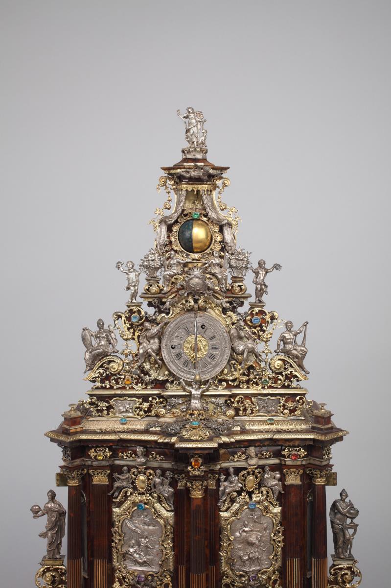 Prunkkabinett mit Uhr
