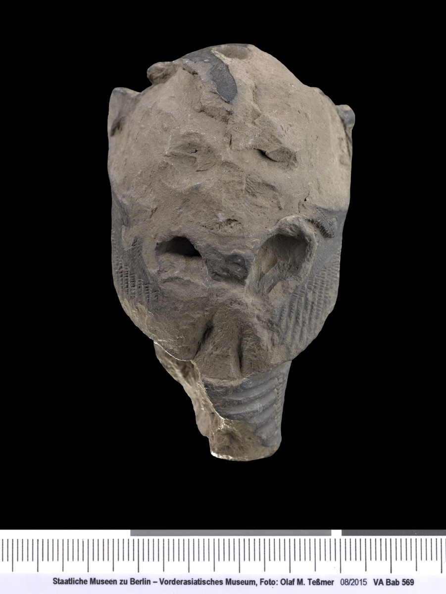 Kopf des Dämons Pazuzu mit sumerisch-akkadischer Inschrift