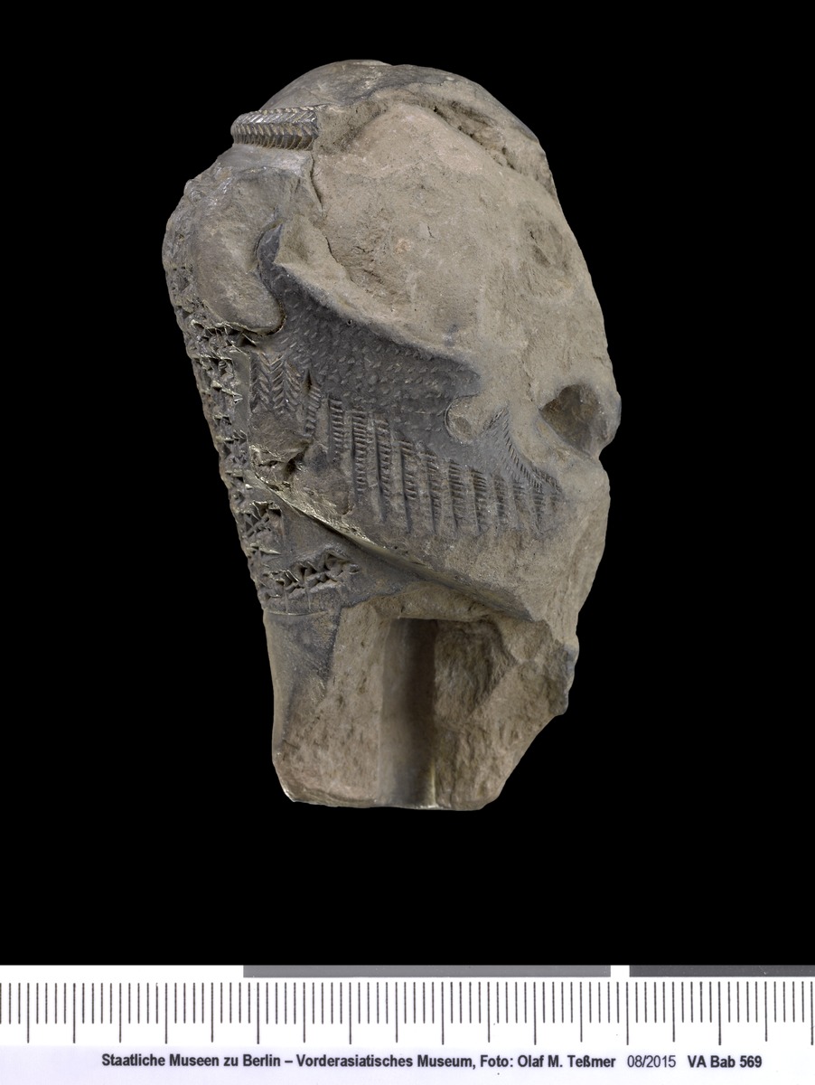 Kopf des Dämons Pazuzu mit sumerisch-akkadischer Inschrift