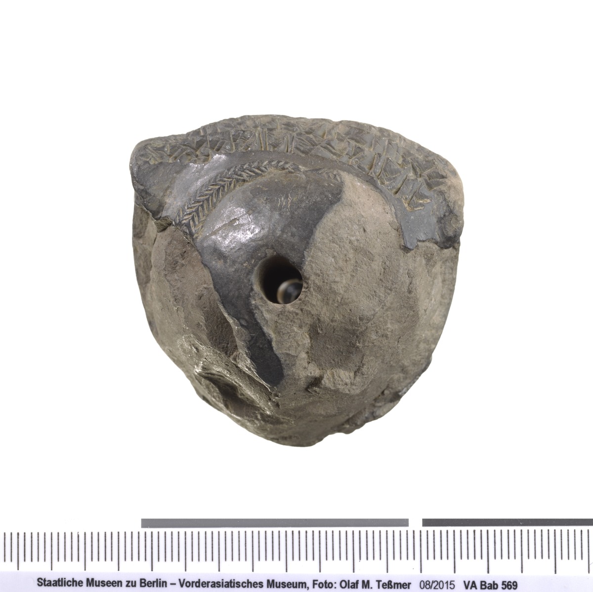 Kopf des Dämons Pazuzu mit sumerisch-akkadischer Inschrift