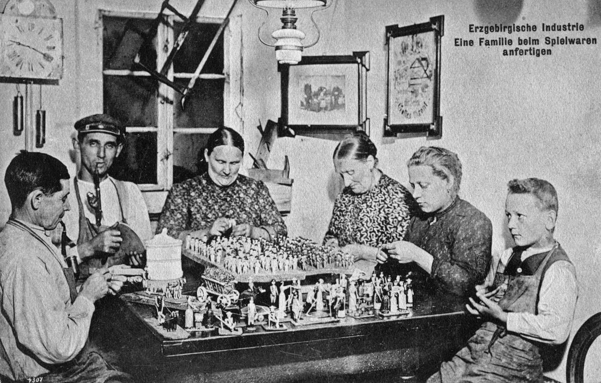 Erzgebirgische Industrie. Eine Familie beim Spielwaren anfertigen.