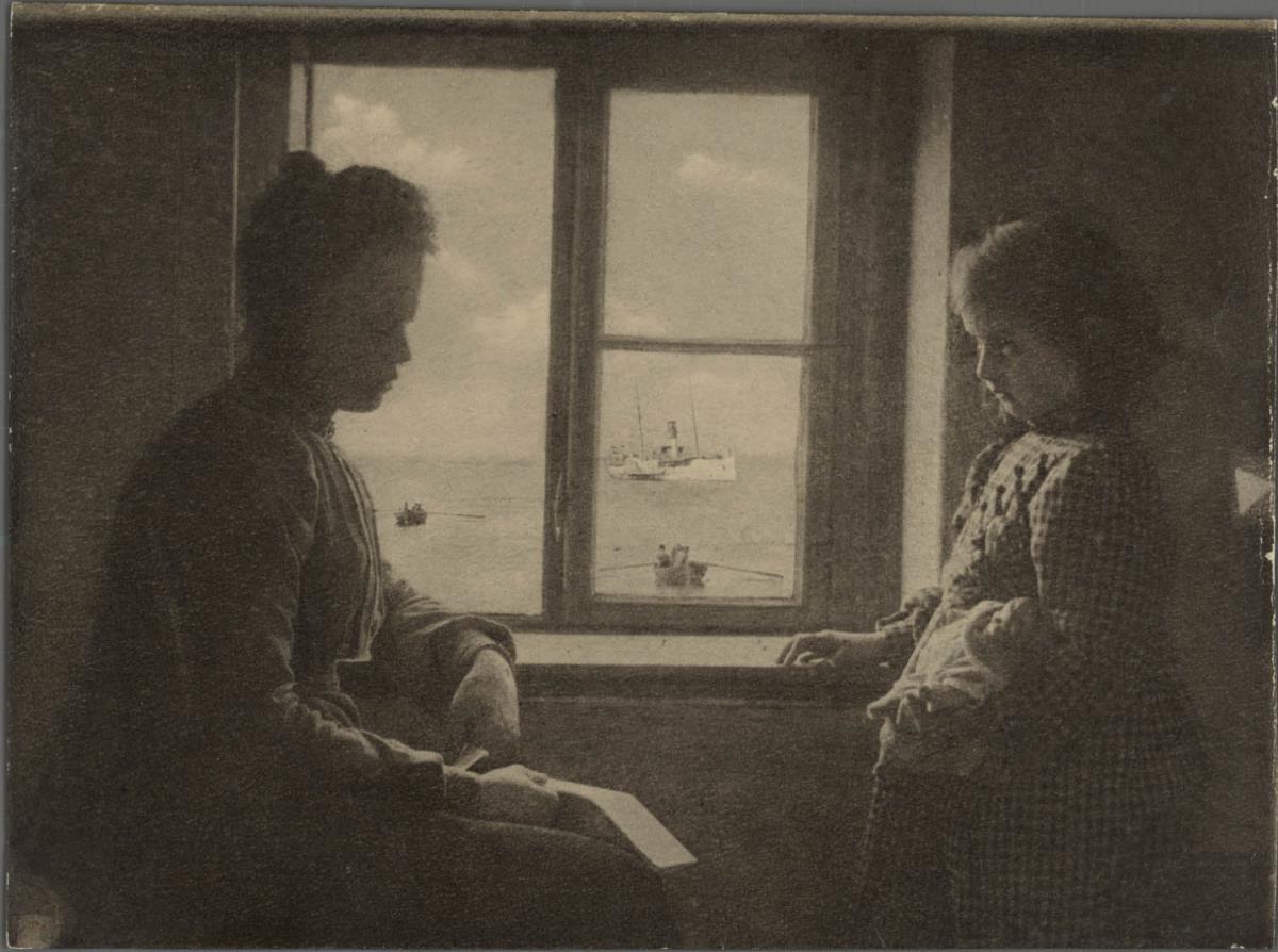 Frau und Kind am Fenster