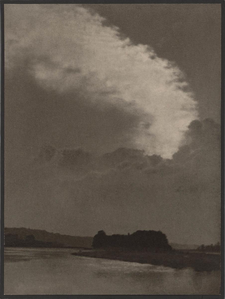 Wolken über Fluß