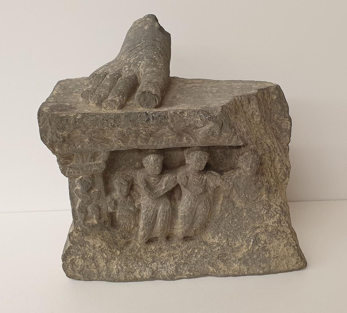 Fuß eines stehenden Buddha (Fragment).
Sockelrelief: Verehrungsszene