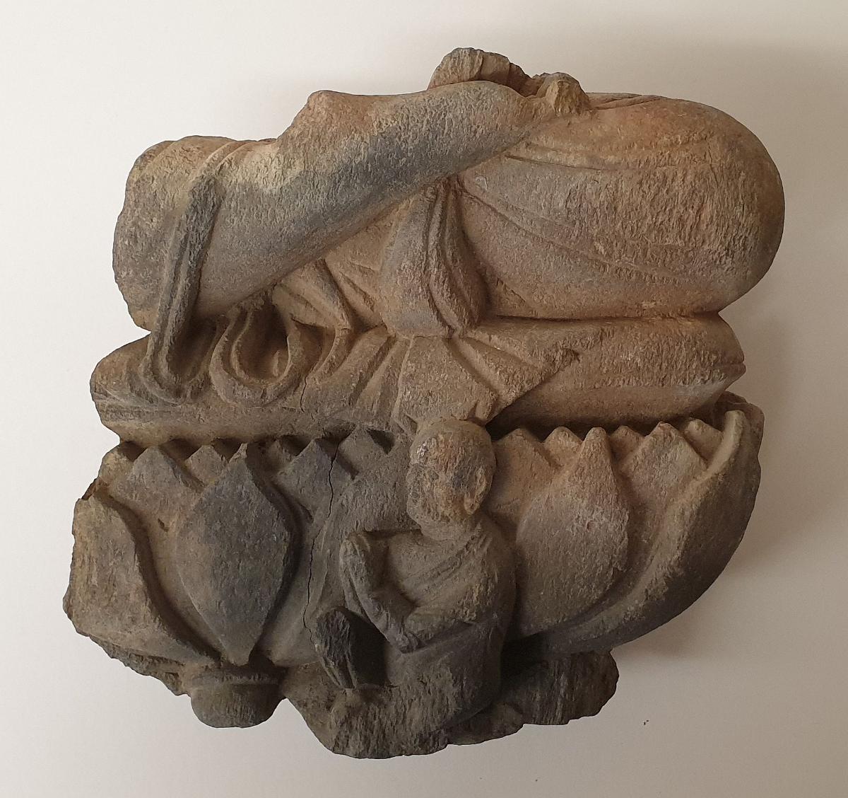 Sitzender Buddha (Fragment) auf großem Lotos mit kleiner Gestalt eines knieenden Adoranten