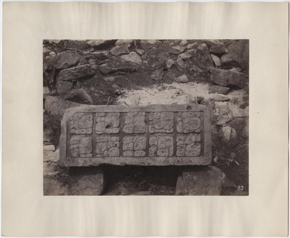Altar K, Ostseite. Auf der Vorderseite von Mound 6.