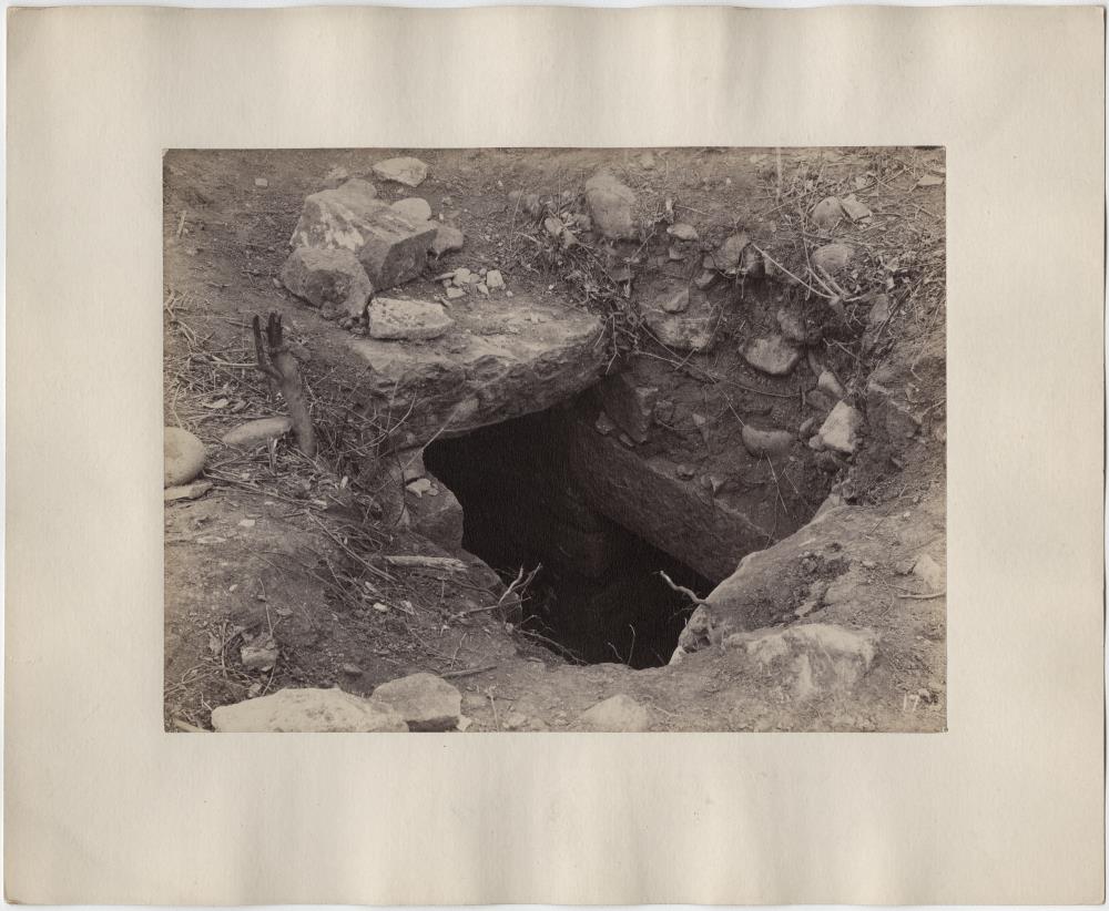 Grab 1. Südlicher Abhang. Öffnung von Zimmer 2 mit Deckstein nach der Ausgrabung. Blick nach Nordwesten. In diesem Grab wurde ein Skelett mit Zahneinlagen von grünem Jadeit gefunden.