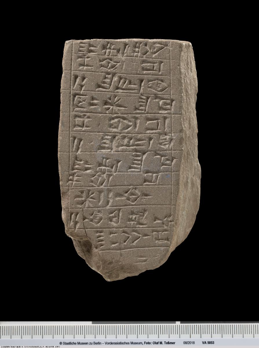 Bruchstück mit Inschrift des Irisum
