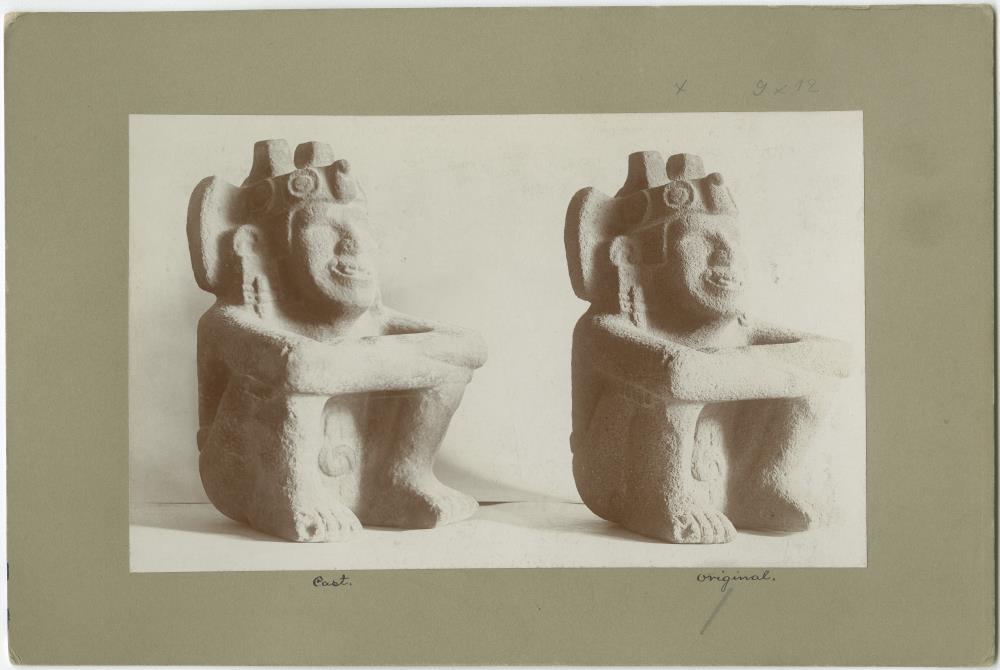 Sitzende Steinfigur. Original und Abguß.
