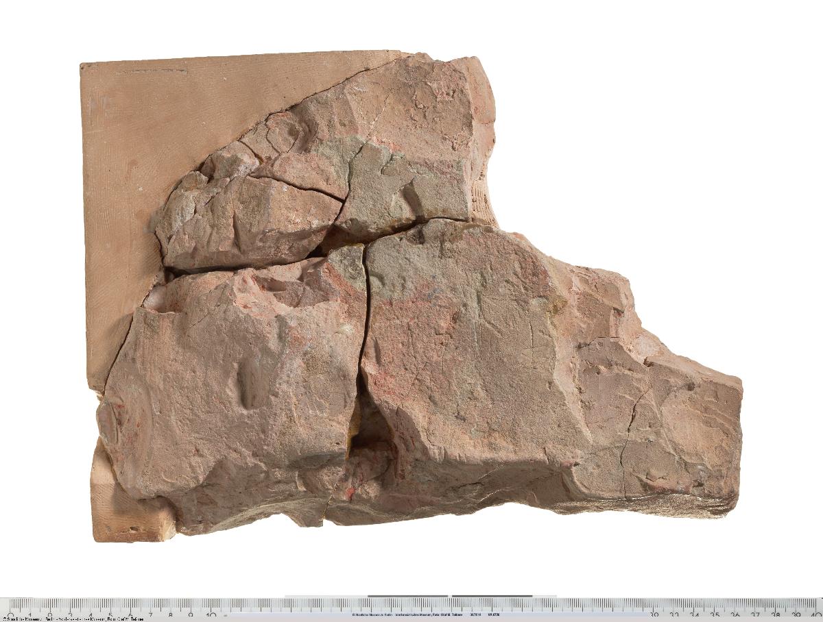 Bruchstück eines Reliefs mit Götteranbetung